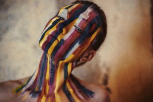 透明感メイクで目元くすみを明るく見せるコツは？