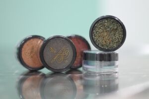 韓国ベースメイクでパウダーを少量ふわっと乗せる方法は？